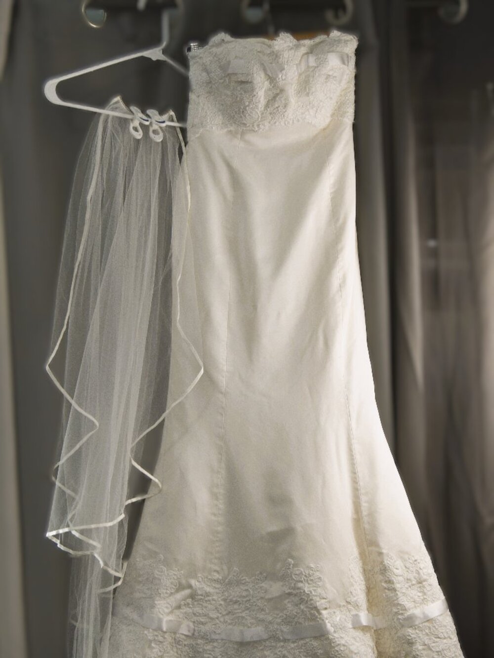 Alvina Valenta Couture Collection Creme & White Strapless Wedding Dress Size 2? - Picture 3 of 15